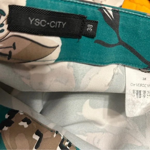 Green A-Line Knee-Length Skirt for Resort Wear - Picture 3 of 5